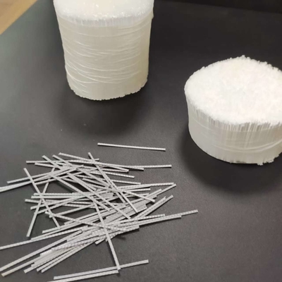 Las macrofibras sintéticas envueltas en agua se utilizan en minería e ingeniería hidráulica
