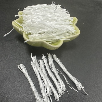 Forma arracimada torcida fibra 500T de los PP del material de polímero de Buliding para la grieta resistente